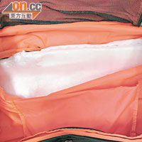 旅行袋被揭發暗格的海綿藏有毒品。