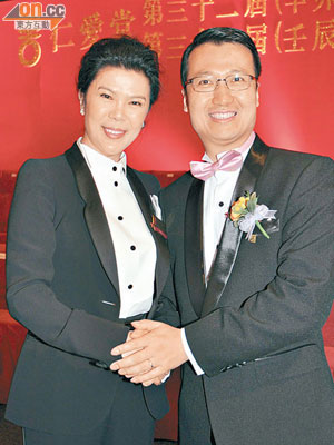 黃達東（右）擔任新一屆主席，蔡黃玲玲（左）都戥佢開心。（徐家浩攝）