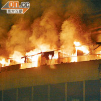 酒店前日發生的沖天大火，導致十三間房間損毀。
