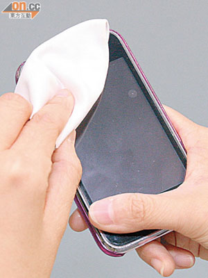 研究發現，手機表面含菌量比廁所板多四百倍。（資料圖片）