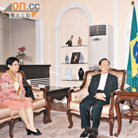 曾蔭權在巴西用公帑住一晚總統套房，圖為他與太太拜會中國駐聖保羅代總領事。