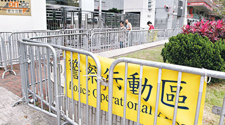 中聯辦外的花槽長期被警方用鐵欄圍起，用作警察行動區。