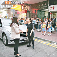 女司機（左）與警長理論時引來街坊圍觀。
