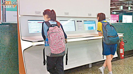 每日均有不少學生站在港鐵站內的免費上網處，爭取時間上網及做功課。
