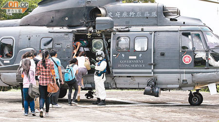 飛行服務隊人員將部分島上市民以直升機撤走。