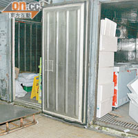 欄商為免遭到檢控，不少已將自行設置的冷凍櫃丟空。