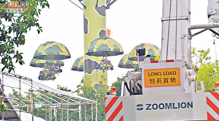 「玩具兵團跳降傘」設施昨發生故障，卅六名乘客冒雨在半空吊吊揈九分鐘。（讀者提供）