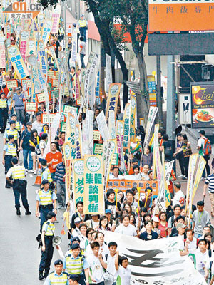 約八百名市民昨參與「體面勞動大遊行」，為打工仔爭取合理勞工權益。（陸智豪攝）