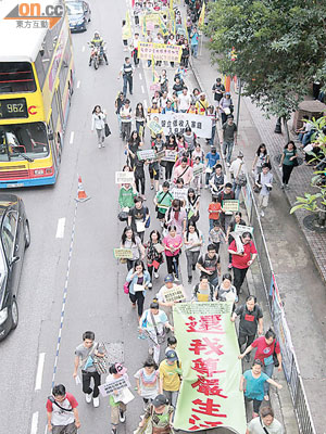 廿二個基層組織的市民趁五一前遊行，抗議現屆政府扶貧政策力度不足。（高嘉業攝）