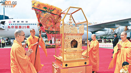 澳門佛教界團體昨午在當地機場舉行迎請儀式。（本報澳門傳真圖片）