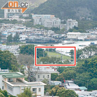 石仔埗村被直升機場及球場填海地（紅框示）圍封，令污物積聚難被海流沖走。
