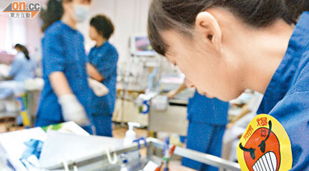 公營醫療機構負擔沉重，護士工作非常忙碌。