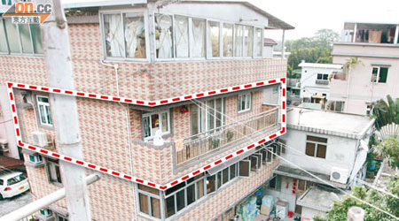 發生離奇爆竊案的天水圍田心村屋位於二樓（紅框示）。（邱國賢攝）