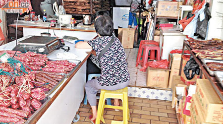 深圳街頭不少店舖都有臘味出售。（黃少君攝）