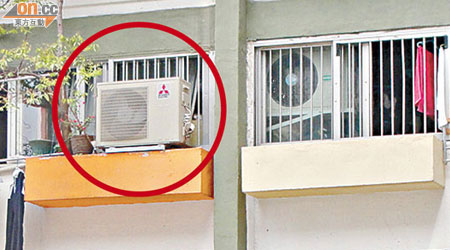 冷氣機散熱器安裝在花槽位置（紅圈內），安全成疑。