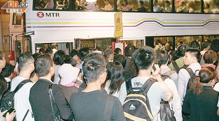 逾千乘客在荃灣西站外等候接駁巴士，有人投訴苦候一小時仍未能上車。（趙瑞麟攝）