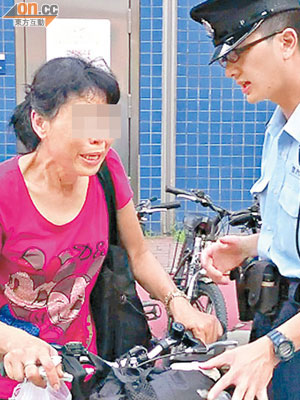 單車婦向警員求情，聲淚俱下。（讀者韓先生提供）