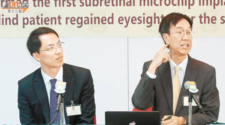 黃世雄（右）指人工視網膜的感光電極可替代失明人士損壞的感光細胞。左為王逸軒。
