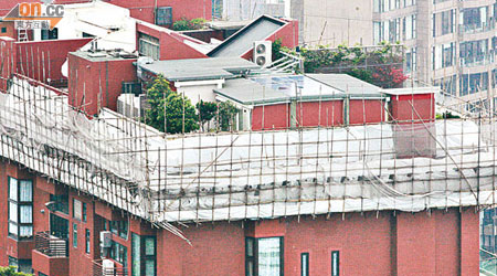 李國寶山頂豪宅僭建天台屋，清拆令逾期一年，僭建物仍未拆。