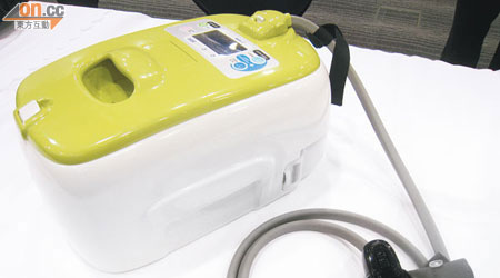 自動尿液收集器有溫水清潔及風乾功能，可預防使用者尿道感染及褥瘡問題。（羅俊文攝）