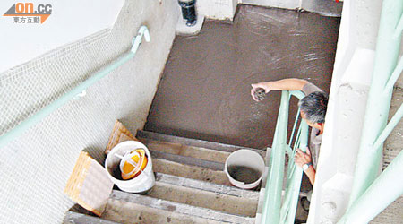 天耀邨樓梯引路磚因質量不達標才鋪完又拆，房署被指監管不力。