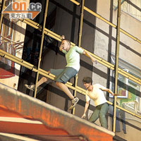 游繩賊犯案模擬圖<BR>1. 匪徒爬棚架登上大廈天井。