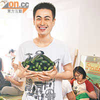 蔡志厚鼓勵大眾善用綠色公共空間，最近他舉辦活動教授製作輕便的野餐食物。  （葉華英攝）