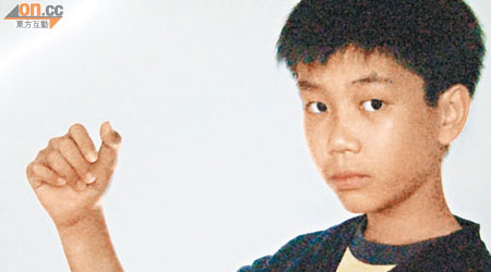 男童朱志浩當時右手肘縫針後留下Ｖ形疤痕。