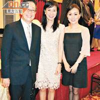 靈芝大王陳宇齡夫婦（左及中），與日本城老闆魏麗霞（右）齊贊助晚宴禮物。