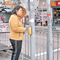 陷阱二<br>元州街及興華街交界的交通標誌牌過低，視障人士分分鐘「中頭獎」。