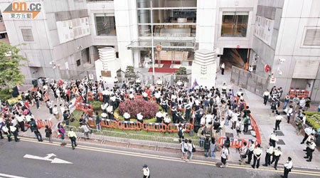 警方知衰，昨開放中聯辦門外通道讓市民集會。（林振華攝）