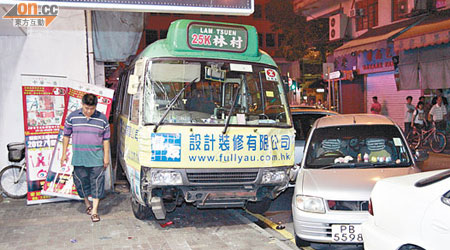 專線小巴剷上行人路，撞毀藥行的捲閘，再將路旁兩車推撞到路中。（蔡楚華攝）