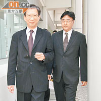 辯方代表胡漢清資深大律師（左）及大律師陳世傑（右）。