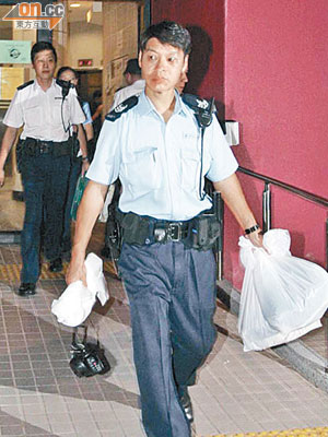 警員在現場取走證物調查。（林振華攝）