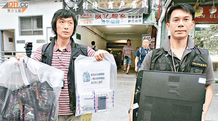 探員帶走電腦及網上出售的背囊、iPhone等證物。