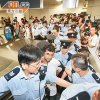 廿名警員押解被捕巴漢離開港鐵中環站。