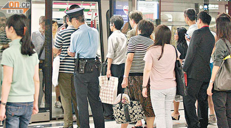 警方加派人員在港鐵中環站內巡邏。（張綺萍攝）