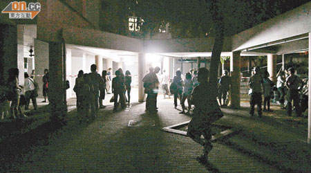 翠屏南邨翠杭樓大停電，大批居民摸黑在樓下等候。 （王命源攝）