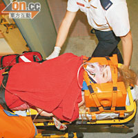 重傷外籍女子送院時需以氧氣罩協助呼吸。