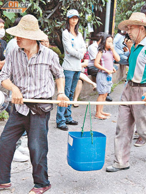 村民搬出一桶一桶屎尿，布下屎尿陣對抗。
