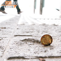 舊磚表面凹凸不平，高度落差約為一毫子硬幣的一半。