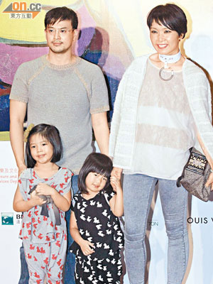 畢加索藝術展<BR>時裝設計師何志恩（右）一家四口嚟欣賞名畫，兩個女兒好可愛，出盡風頭。（溫國佳攝）