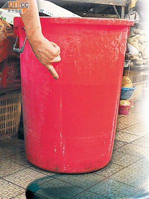污水滲漏範圍甚廣，即使菜販放置膠桶盛載，亦無補於事。