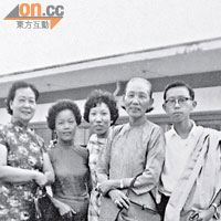 陳玉珍珍藏的其中一張家族成員照片，右一為少年時代的許仕仁。