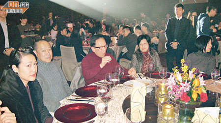 東方報業集團今年二月揭發，曾蔭權（左三）及劉鑾鴻（左二）出席賭場春茗活動。