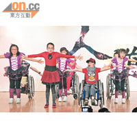 一群殘障小朋友表演舞蹈，揭開第五屆香港人道年獎頒獎禮序幕。