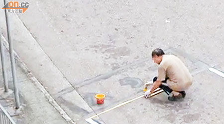 一名男子被發現在葵合街畫上泊位界線，自製「假泊位」。（讀者提供）