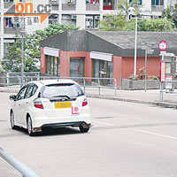 在葵盛區內不時有掛上「學」字車輛進行駕駛訓練。