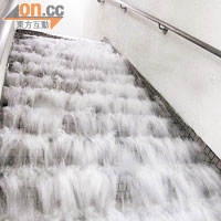早前門常開水渠損壞，導致大量雨水由樓梯湧落樓，形成樓梯瀑布。
