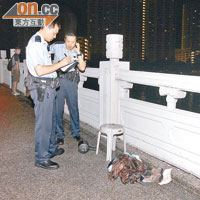 警員在瀝源橋上檢獲事主的物品。